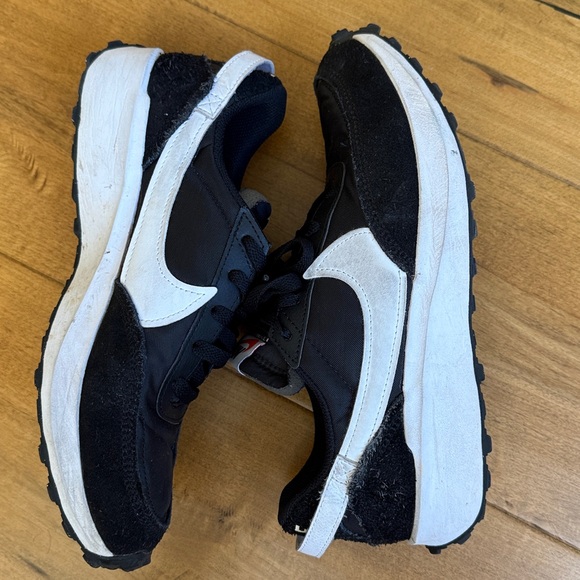 WOMEN'S NIKE WAFFLE DEBUT SNEAKERS- 9 - Picture 5 of 8